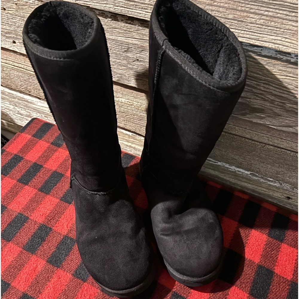 UGG Classic tall boot. Women’s 11. Black. Very good used condition.
